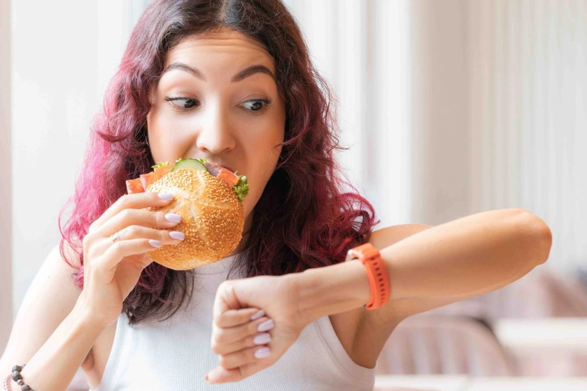 খিদে না পেলেও খাওয়া: অনেকেরই অভ্যাস সময় হলেই খাওয়া, খিদে থাকুক বা না থাকুক। অফিসের চাপ, অভ্যাস বা একঘেয়েমি থেকেও অনেক সময় অপ্রয়োজনীয় খাওয়া হয়ে যায়। কিন্তু এতে শরীরের প্রয়োজনের তুলনায় বেশি ক্যালোরি ঢুকে পড়ে। ফলে ধীরে ধীরে ওজন বাড়ে, হজমের সমস্যা তৈরি হয় এবং শরীর খারাপের প্রবণতাও বেড়ে যায়।
